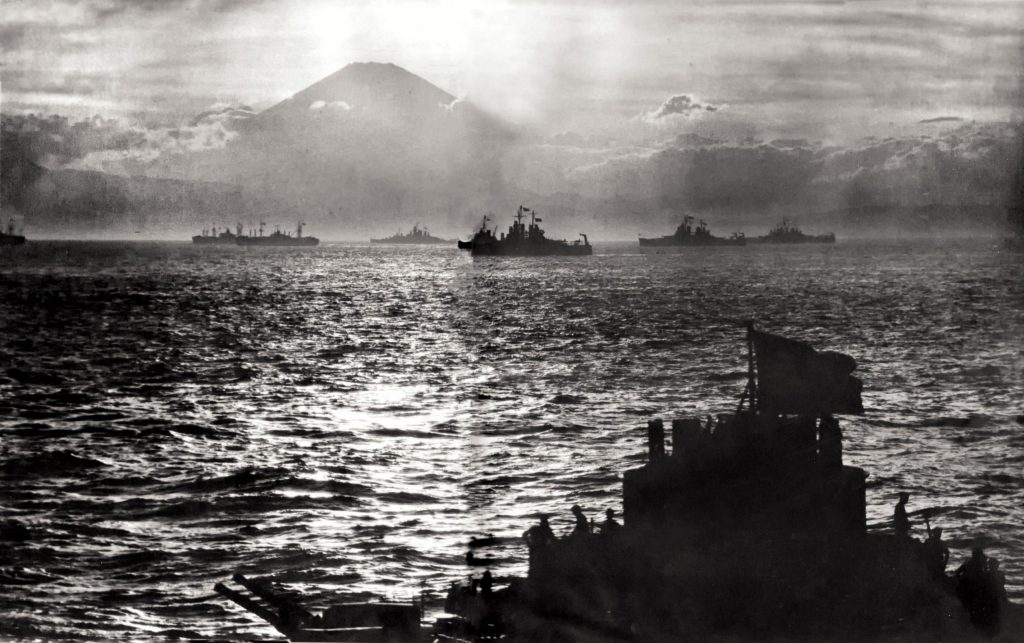 USS Champlin Enters Tokyo Bay